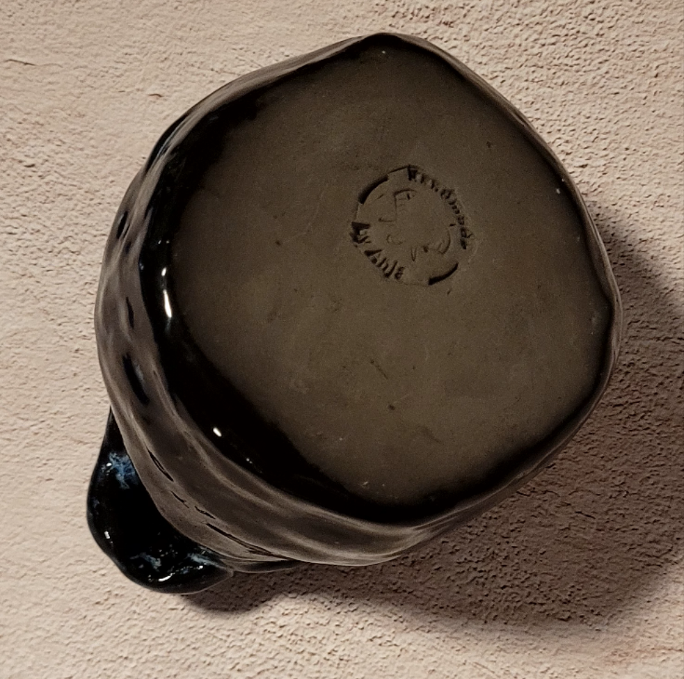 „Mystisches Keramik-Unikat – handgemachtes Kunstobjekt, figurale Vase."