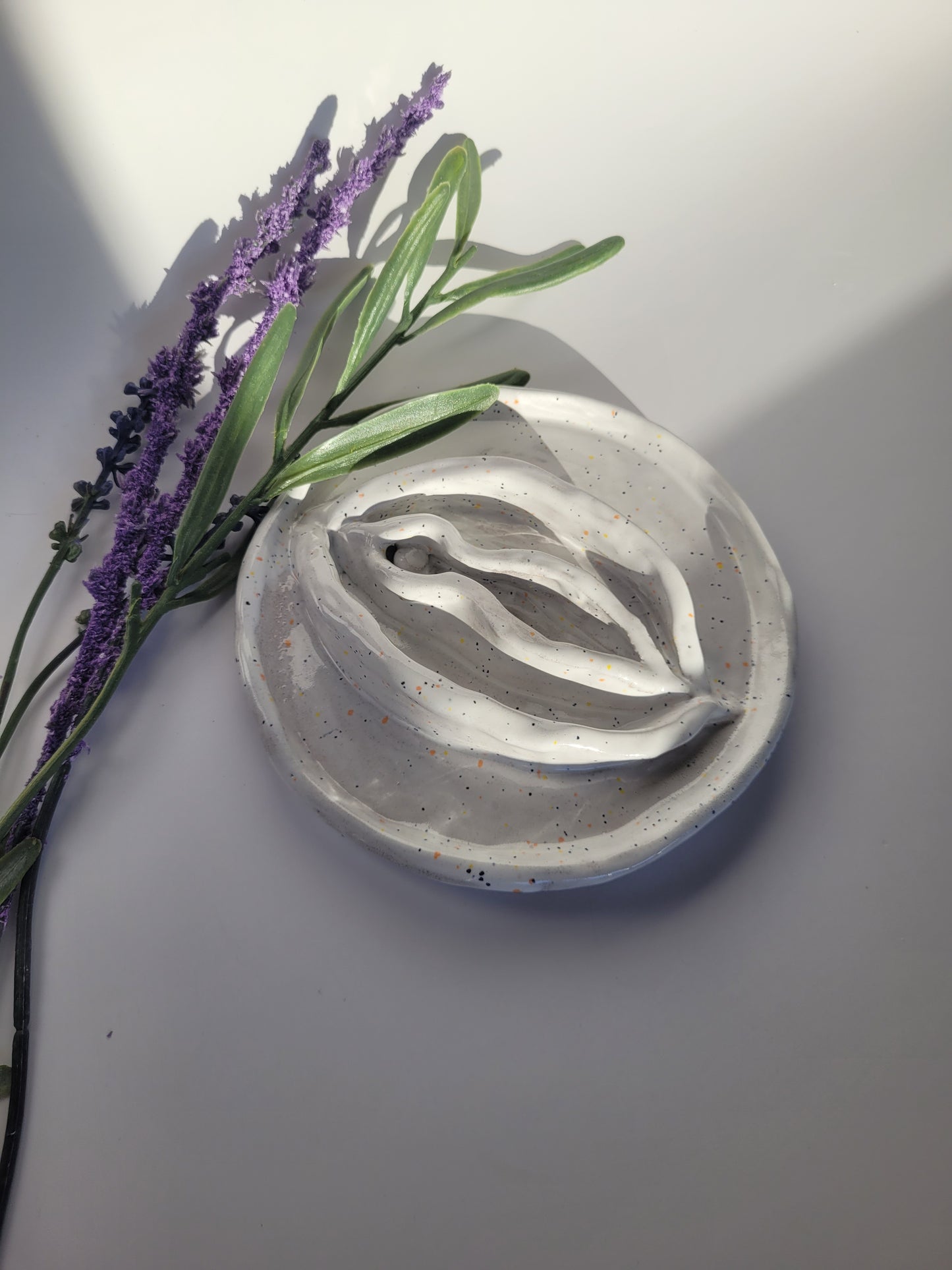 Vulvaschale aus Ton - rund