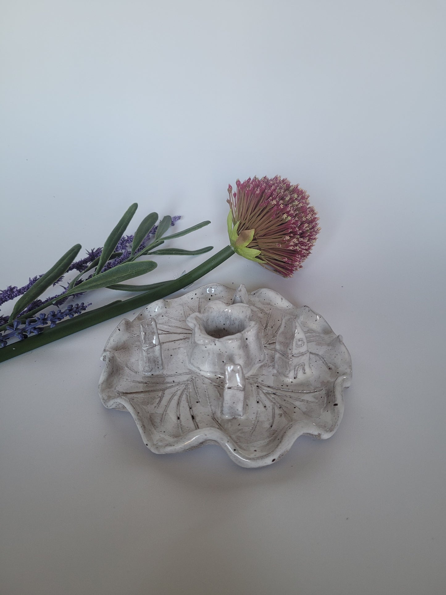 Handgetöpferter Boho-Kerzenhalter mit kleinen Häuschen – einzigartig & liebevoll gestaltet