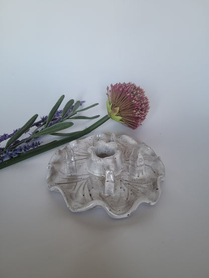 Handgetöpferter Boho-Kerzenhalter mit kleinen Häuschen – einzigartig & liebevoll gestaltet