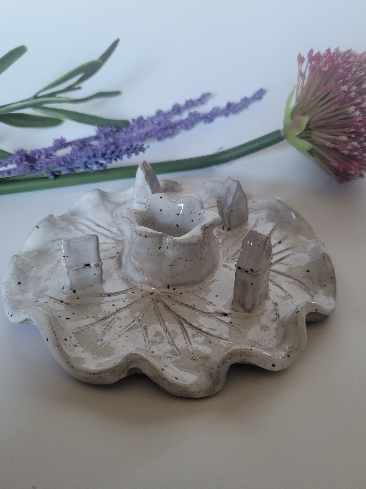 Handgetöpferter Boho-Kerzenhalter mit kleinen Häuschen – einzigartig & liebevoll gestaltet