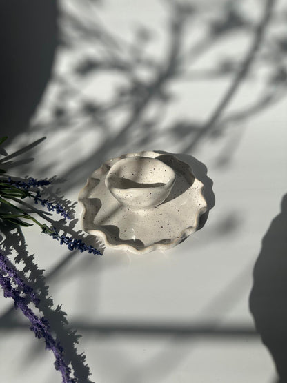 Egg cup with wavy plate shape