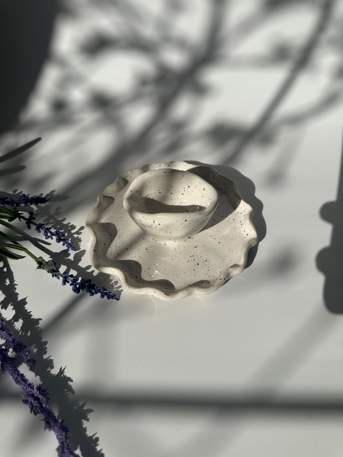 Eierbecher mit welliger Tellerform