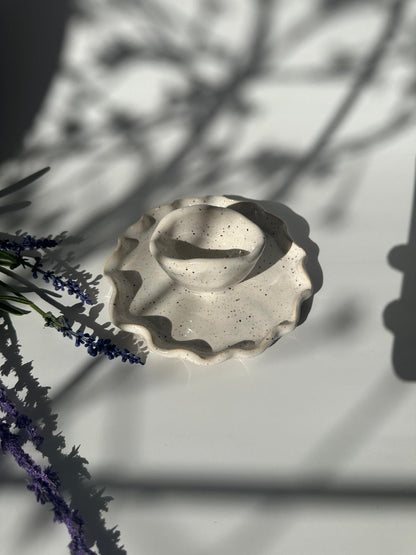 Egg cup with wavy plate shape