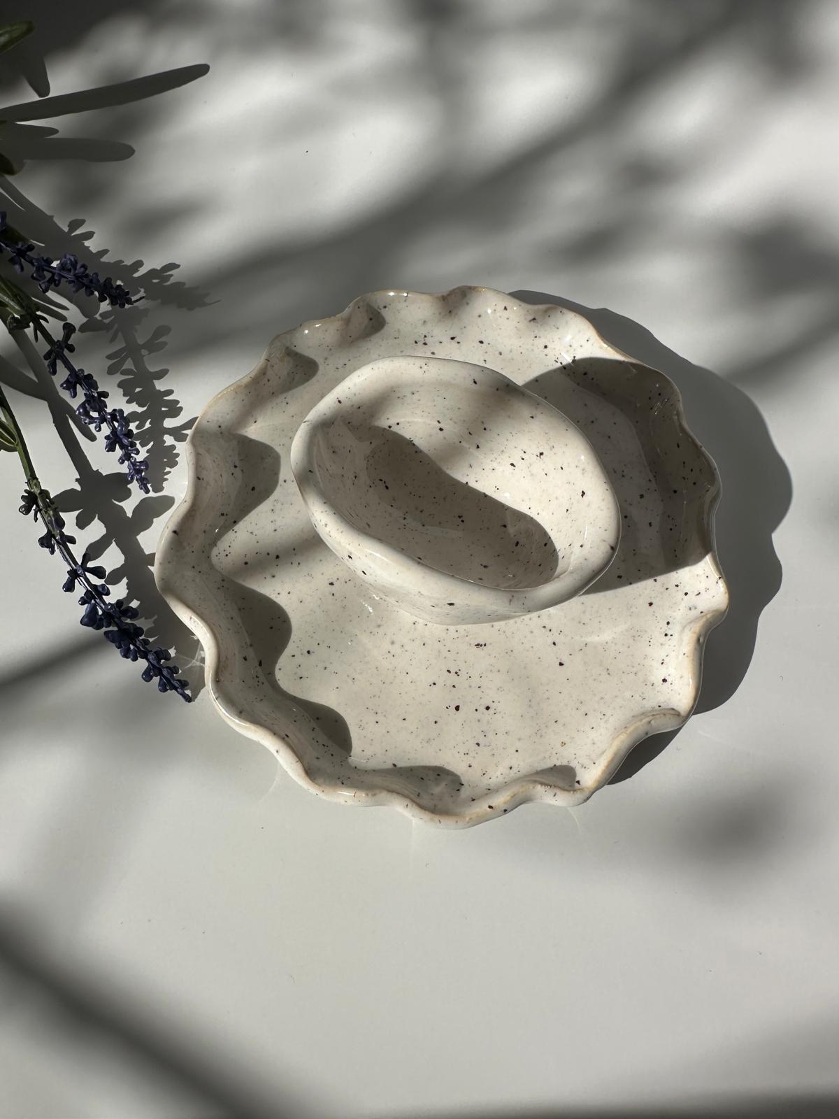 Eierbecher mit welliger Tellerform