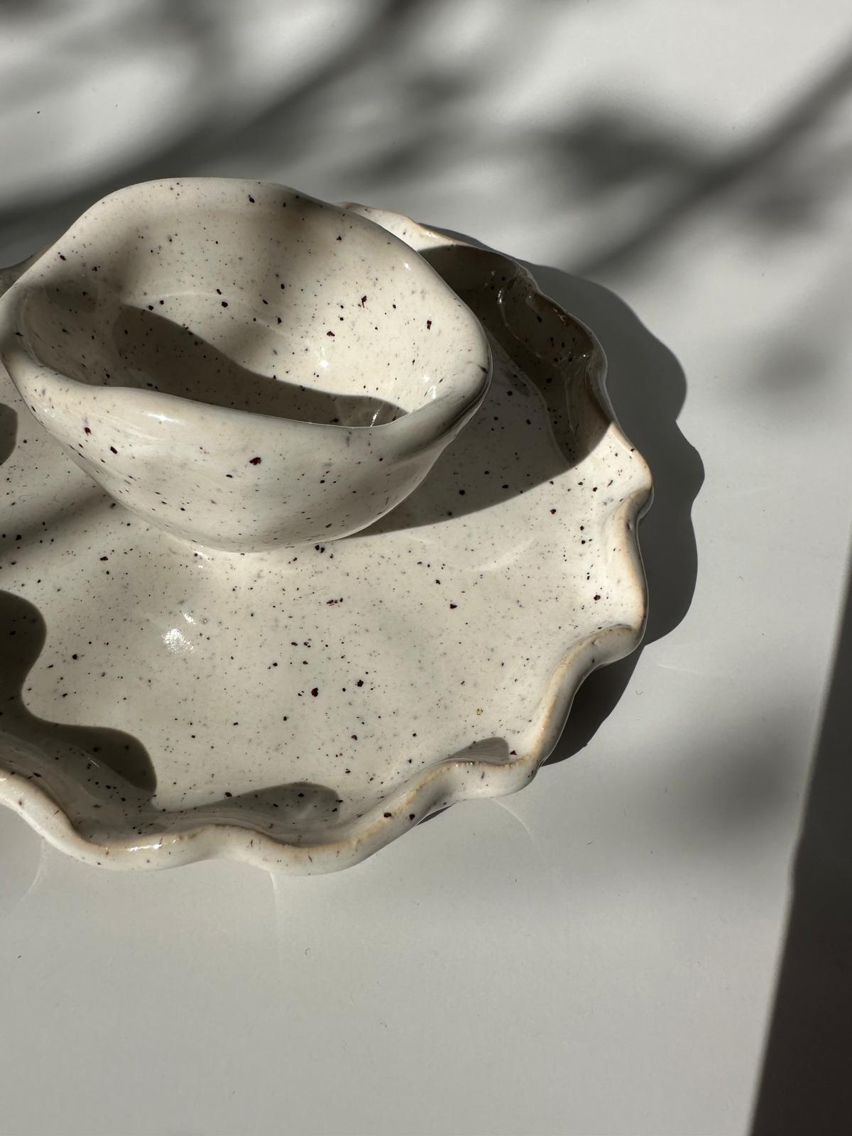 Eierbecher mit welliger Tellerform