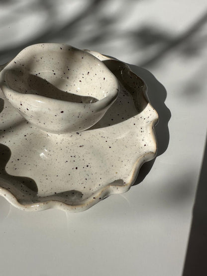 Egg cup with wavy plate shape