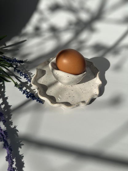 Egg cup with wavy plate shape