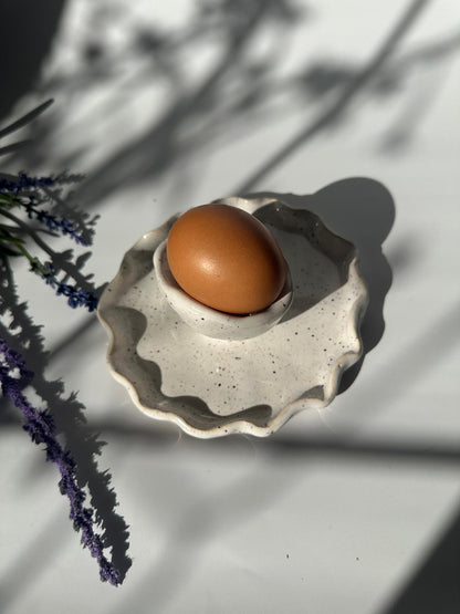 Egg cup with wavy plate shape