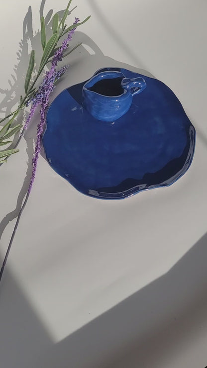 Teller mit Krug, handgemacht in tiefem Blau