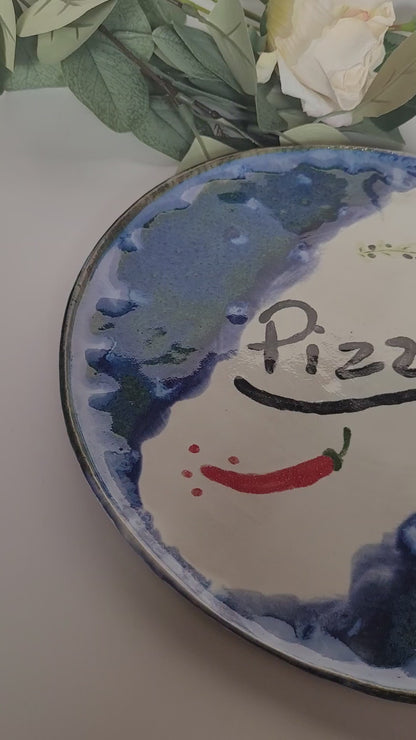 Handgefertigter Keramik-Pizzateller – „Blaues Pizza Slice“ Design