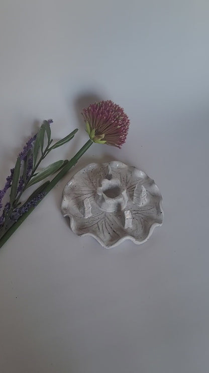 Handgetöpferter Boho-Kerzenhalter mit kleinen Häuschen – einzigartig & liebevoll gestaltet