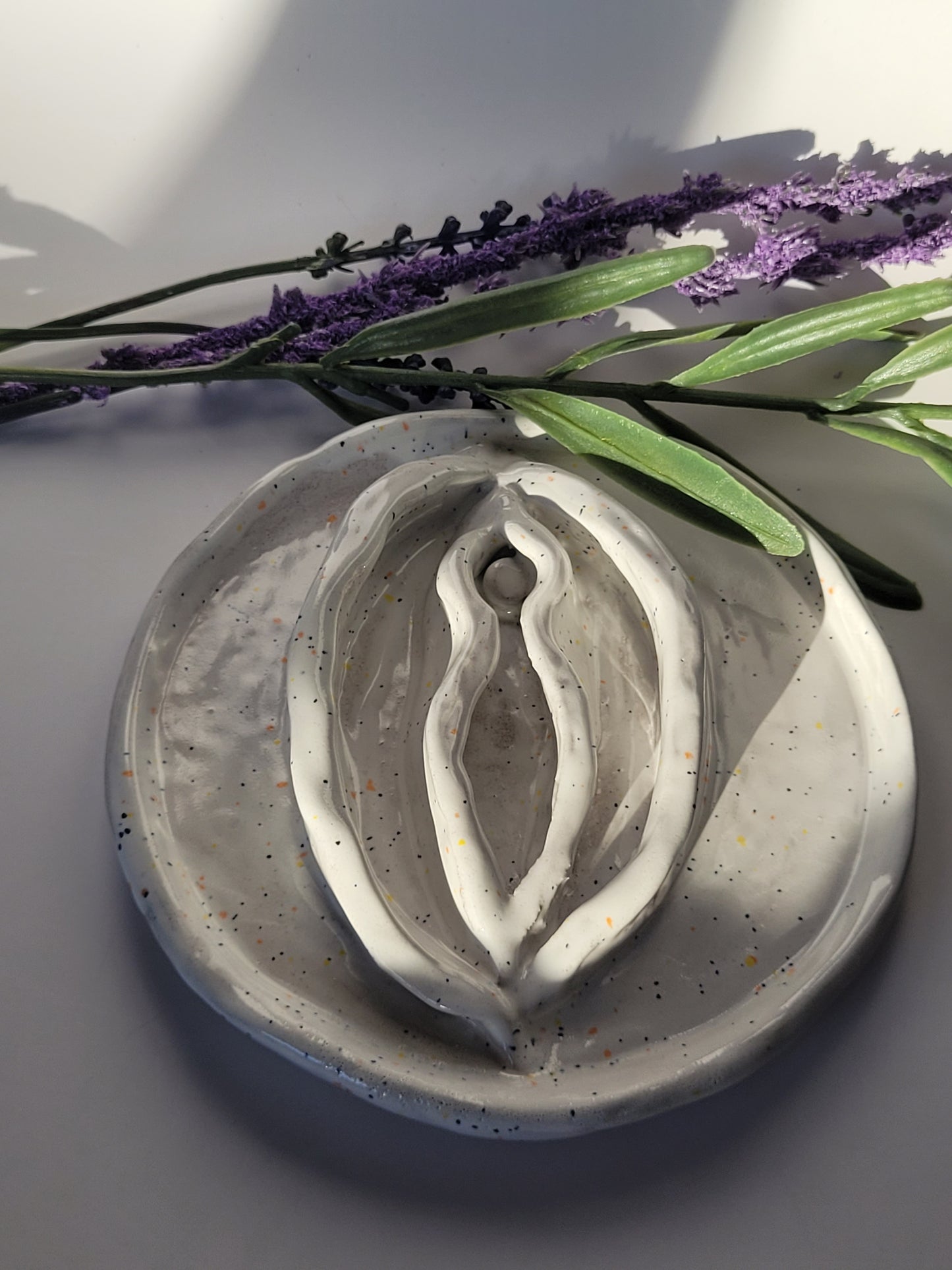 Vulvaschale aus Ton - rund