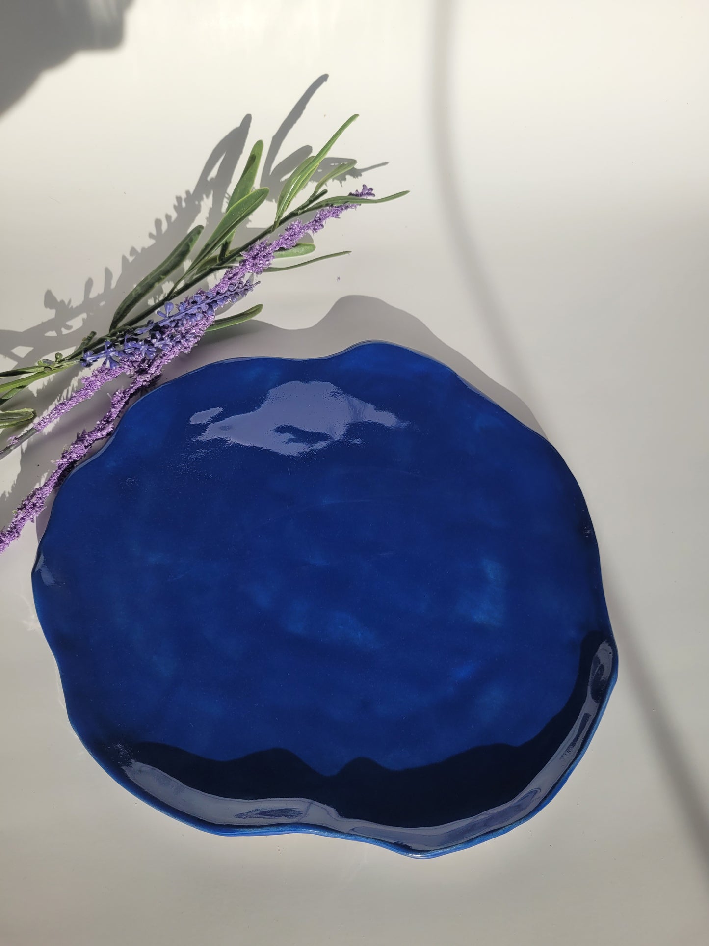 Teller mit Krug, handgemacht in tiefem Blau