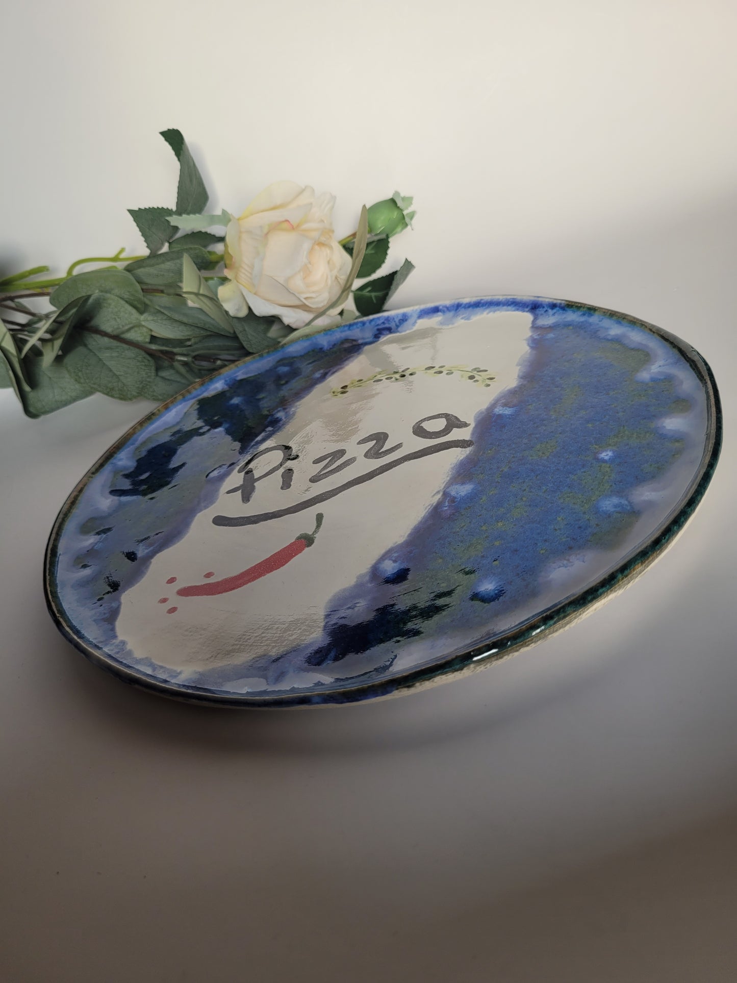 Handgefertigter Keramik-Pizzateller – „Blaues Pizza Slice“ Design