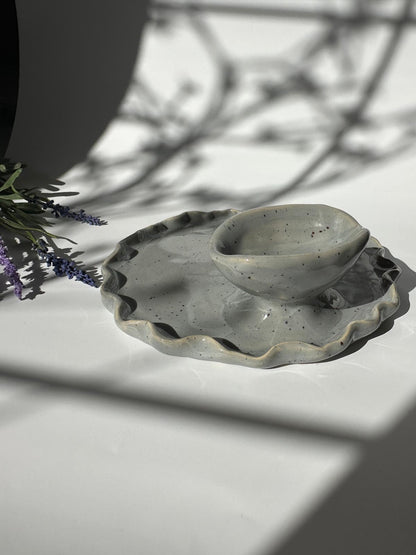 Egg cup in wavy plate shape