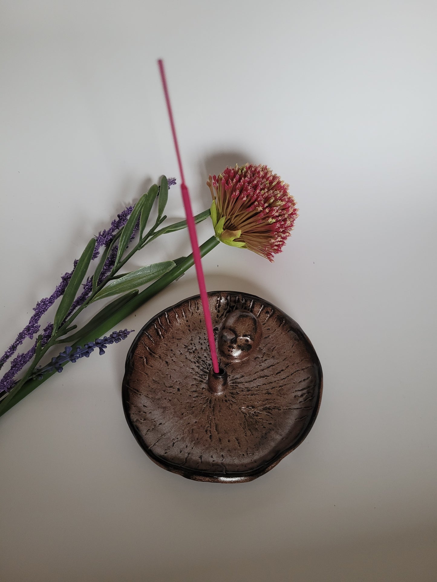 Handgefertigter Räucherstäbchenhalter aus Keramik – bronzefarben mit Gesichtsdetail