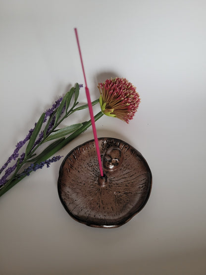 Handgefertigter Räucherstäbchenhalter aus Keramik – bronzefarben mit Gesichtsdetail