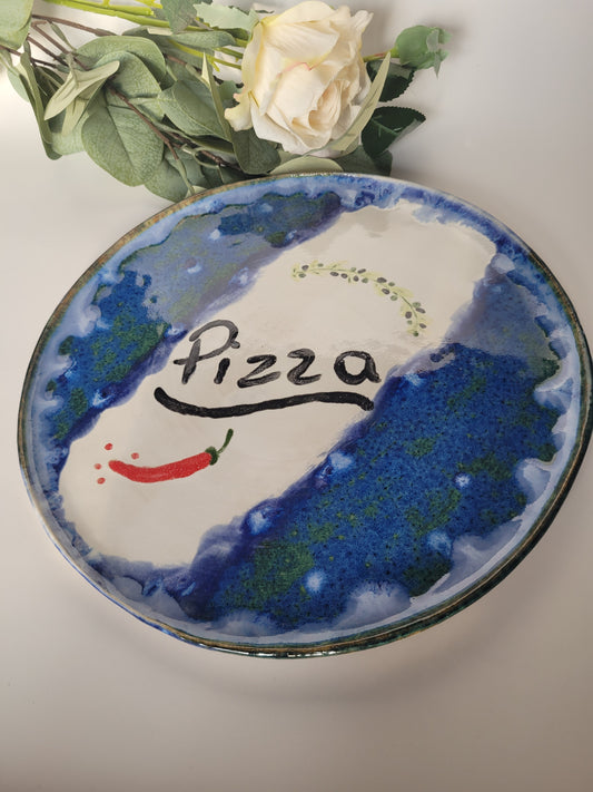 Handgefertigter Keramik-Pizzateller – „Blaues Pizza Slice“ Design