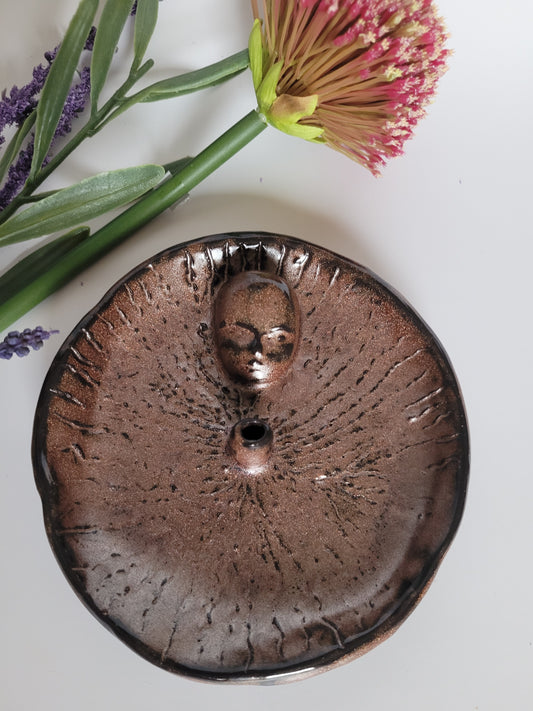 Handgefertigter Räucherstäbchenhalter aus Keramik – bronzefarben mit Gesichtsdetail