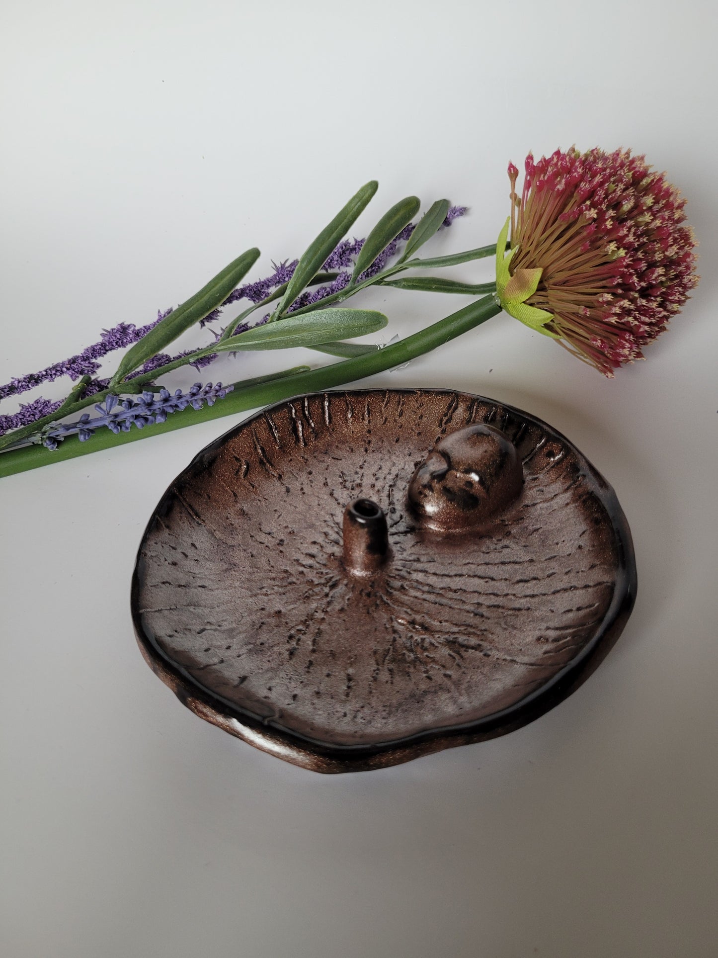 Handgefertigter Räucherstäbchenhalter aus Keramik – bronzefarben mit Gesichtsdetail