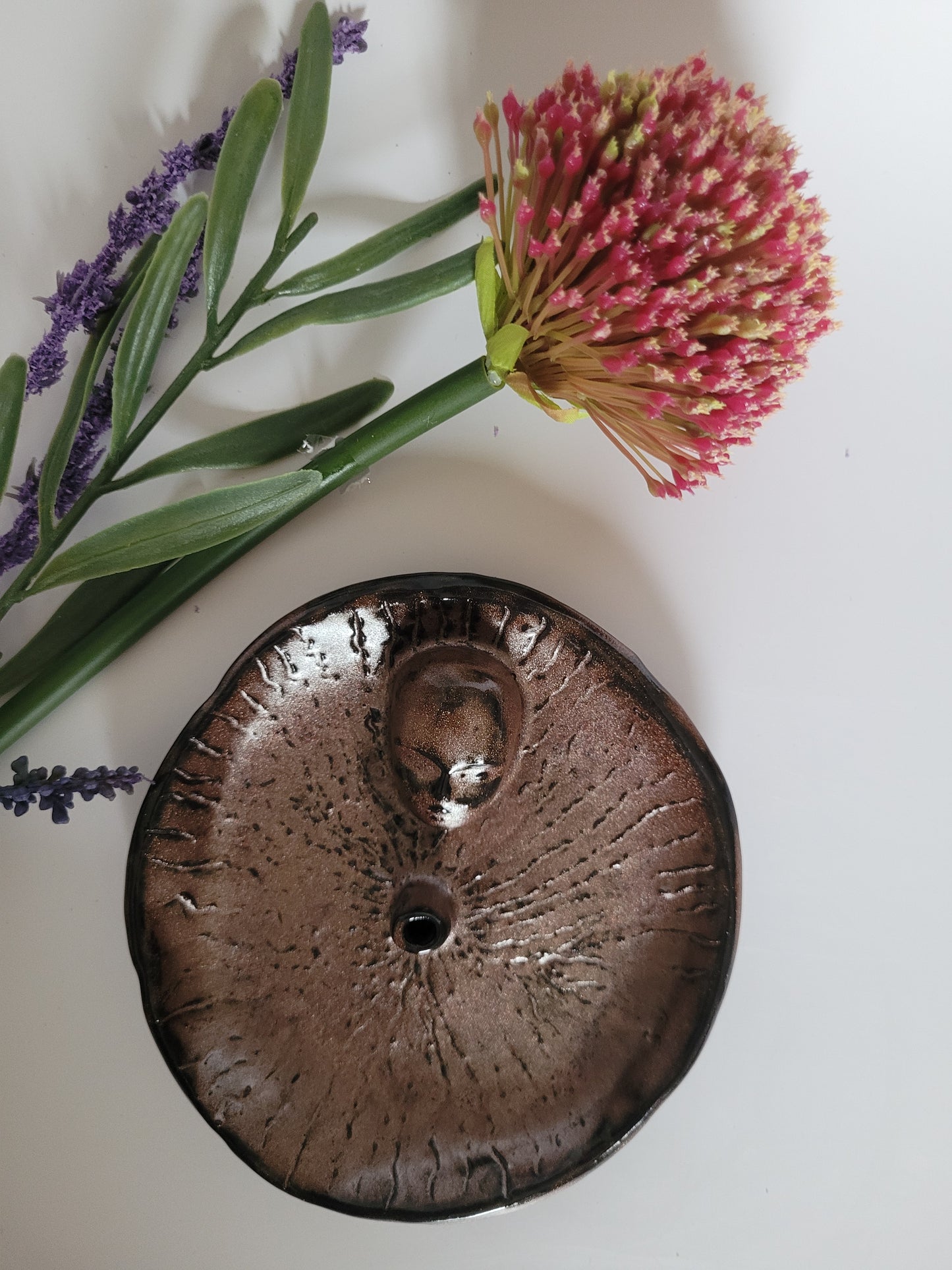 Handgefertigter Räucherstäbchenhalter aus Keramik – bronzefarben mit Gesichtsdetail