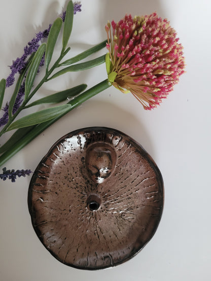 Handgefertigter Räucherstäbchenhalter aus Keramik – bronzefarben mit Gesichtsdetail